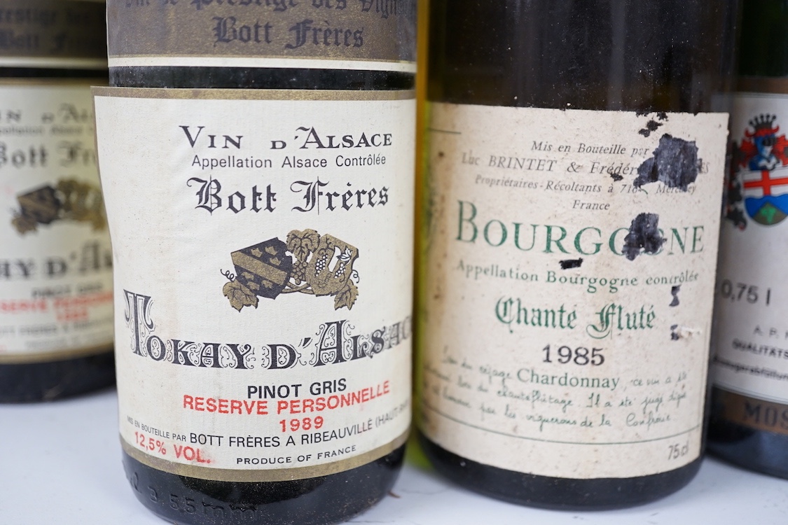 Sixteen bottles of Ayler Kupp Riesling Kabinett 1982, five bottles of Charles-Brintet Bourgogne Chardonnay 1985 and two bottles Bott Freres Tokay d’Alsace 1989 (24)